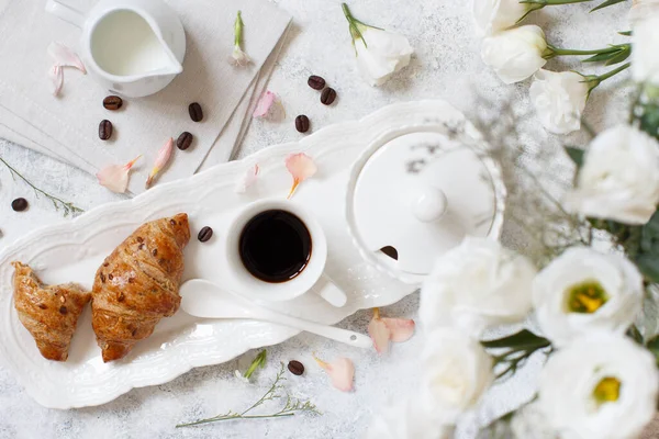 Bandeja Pequeno Almoço Romântico Com Xícara Café Croissant Vista Superior — Fotografia de Stock