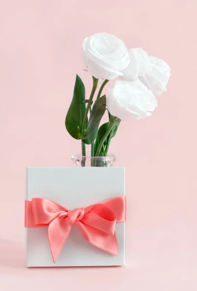 Ajándék Egy Fehér Virágok Világos Rózsaszín Háttér Közelről — Stock Fotó