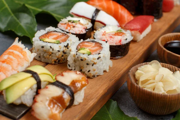 Set Sushi Nigiri Rollos Sushi Una Bandeja Madera Cerca —  Fotos de Stock
