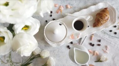 Sütü kahve fincanının üstüne dök.