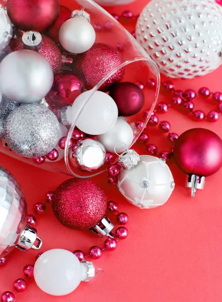 Weihnachtskugeln Einem Weinglas Auf Rotem Hintergrund Nahaufnahme — Stockfoto