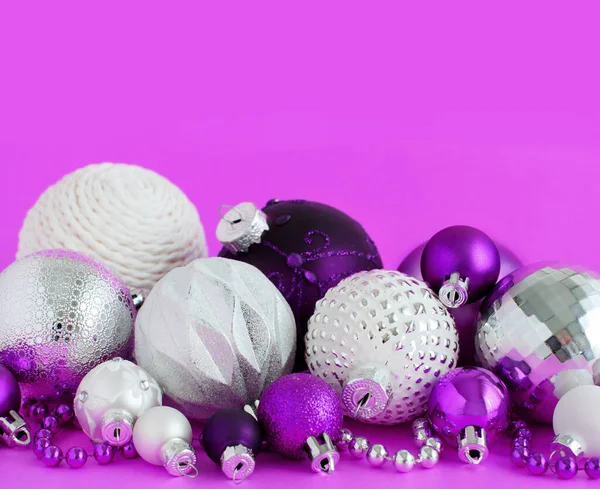 Purple Prata Branco Natal Bugigangas Fundo Roxo Perto — Fotografia de Stock