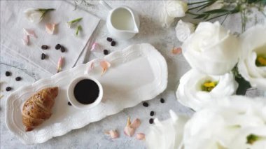 Şeker kasesini kahvaltı tepsisinin üstüne koy.