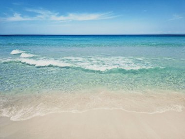 Alimini gölleri, Salento, Puglia, İtalya yakınlarında turkuaz su ve altın plaj