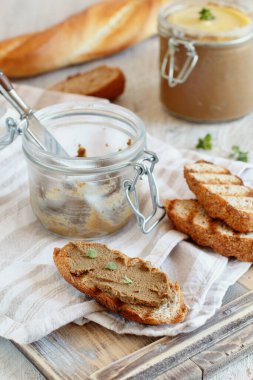 Masanın üzerinde ev yapımı ezmeli sandviç yapıyorum.