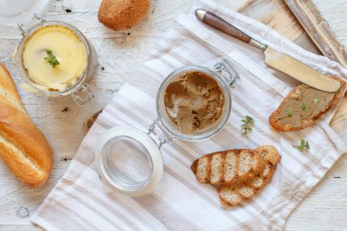 Masanın üstünde ev yapımı ezmeli sandviç yapıyorum.