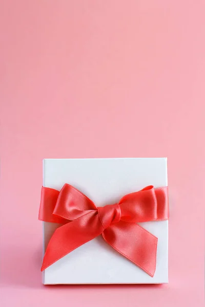 Fehér Ajándék Doboz Egy Egy Világos Rózsaszín Háttér Közelről — Stock Fotó