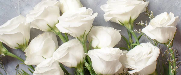 Rosas Blancas Sobre Fondo Gris Vista Superior — Foto de Stock