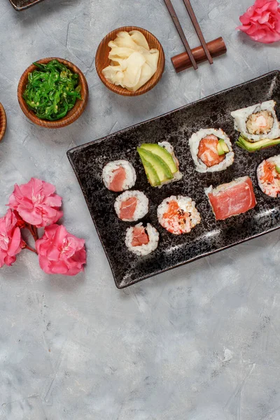 Sushi设置Nigiri和寿司辊在矩形板顶部视图 — 图库照片
