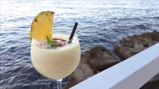 Pina colada cocktail în apropierea mării la apusul soarelui — Videoclip de stoc