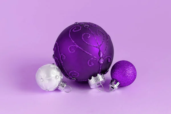 Palline Natale Viola Argento Sfondo Lavanda Vicino — Foto Stock