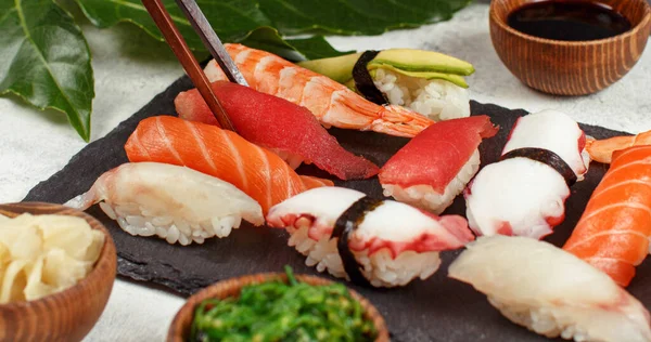 Primer Plano Del Rollo Mano Con Palillos Plato Barra Sushi —  Fotos de Stock