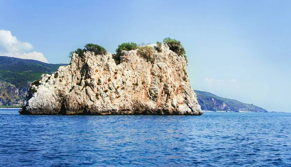 이탈리아 캄파니아의 근처에 바위섬 — 스톡 사진