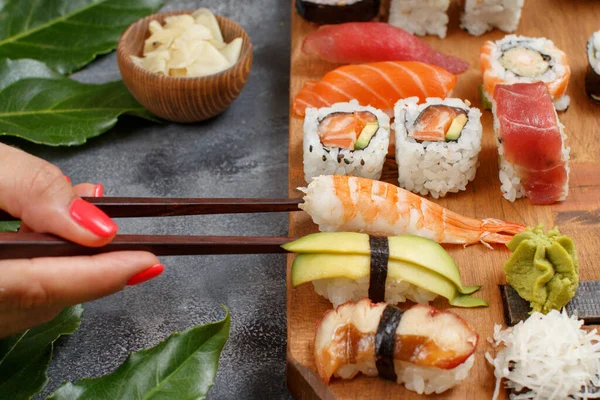 Primer Plano Del Rollo Mano Con Palillos Plato Barra Sushi —  Fotos de Stock