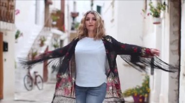 Bohem tarzı genç kadınlar.
