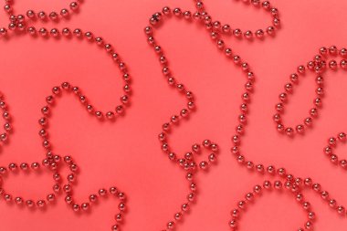 Kırmızı Noel çelengi, mercan kırmızısı arka plan manzaralı.