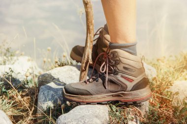  Dağda lekelenen yürüyüş botları giyen kadınların bacaklarını kapat - seyahat ve açık hava aktiviteleri kavramı