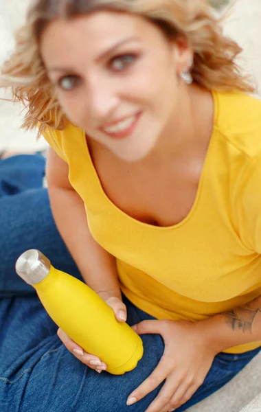 Junge Frau Gelben Shirt Mit Gelben Mehrwegflaschen Fokus — Stockfoto