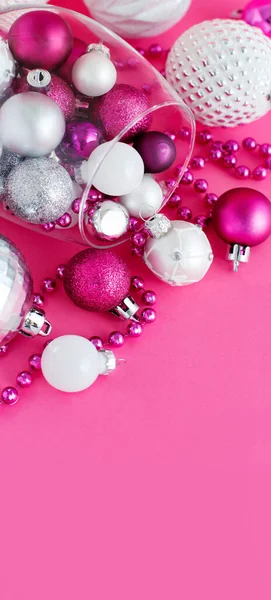 Weihnachtskugeln Einem Weinglas Auf Rosa Hintergrund Nahaufnahme — Stockfoto