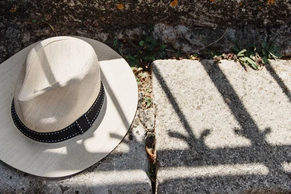 Mens Sunhat Una Panca Pietra Vista Dall Alto — Foto Stock