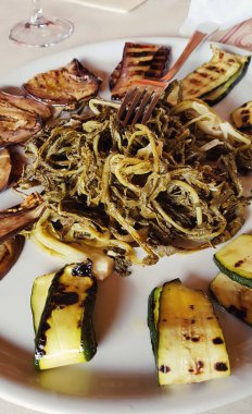 Kapalı tabakta ızgara sebze.