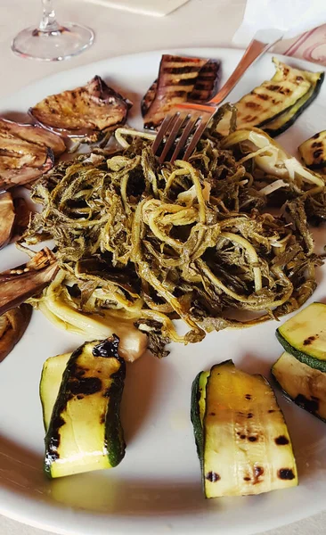 Kapalı tabakta ızgara sebze.