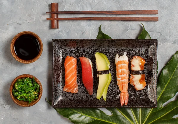 Sushi Set Nigiri Och Sushi Rullar Rektangulär Platta Ovanifrån — Stockfoto