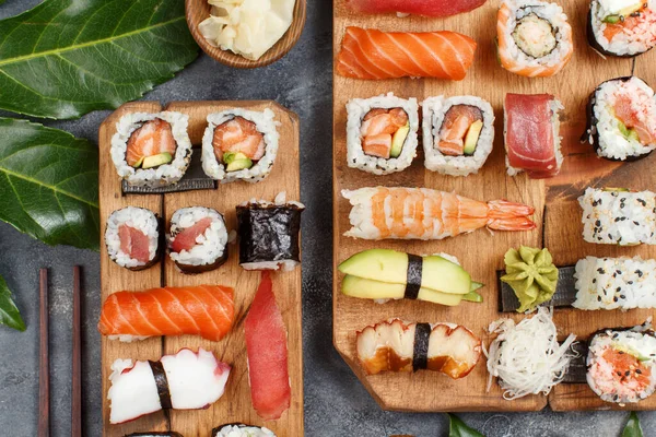 Sushi Set Nigiri Sushi Broodjes Rechthoekige Houten Borden Bovenaanzicht — Stockfoto