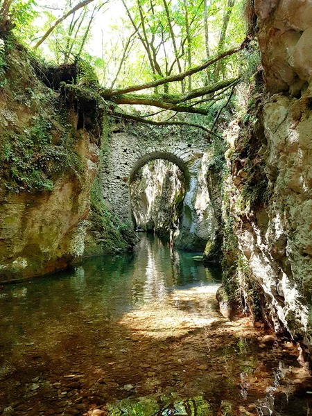 Középkori Híd Calore Irpino Folyón Monti Picentini Nemzeti Parkban Campania — Stock Fotó