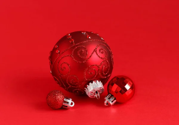 Rosso Natale Bagattelle Uno Sfondo Rosso Vicino — Foto Stock