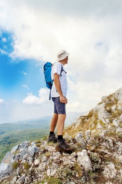 Güneşli bir günde dağlarda yürüyüş yapan erkekler