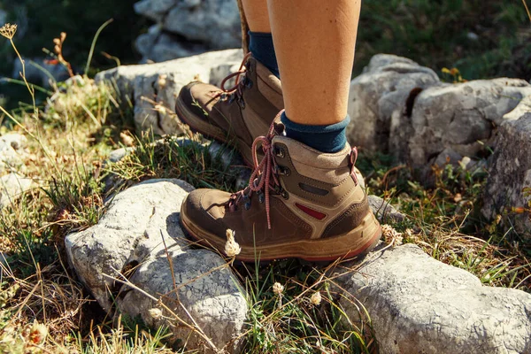 Primer Plano Las Piernas Las Mujeres Con Botas Senderismo Manchado —  Fotos de Stock