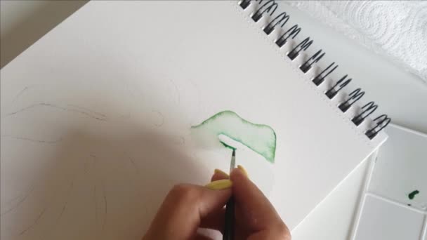 Kvinna målning Monstera löv med akvareller närbild — Stockvideo