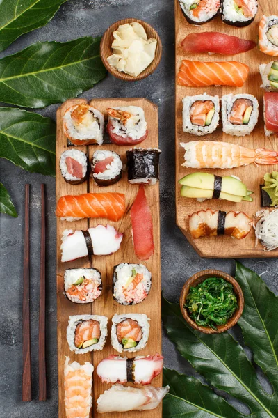 Set Sushi Nigiri Rollos Sushi Placas Rectangulares Vista Superior —  Fotos de Stock