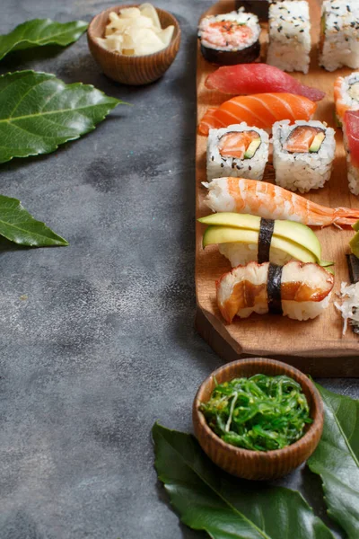 Set Sushi Nigiri Rollos Sushi Una Bandeja Madera Vista Superior —  Fotos de Stock