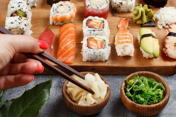 Primer Plano Mano Tomando Jengibre Con Palillos Tazón Barra Sushi —  Fotos de Stock