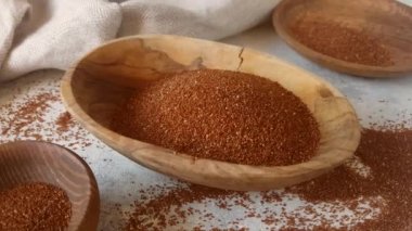 Tahta bir kasede çiğ teff tahılı. Yaklaş.