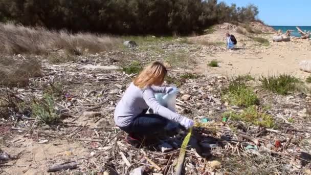 Voluntários limpando área de praia de plástico — Vídeo de Stock