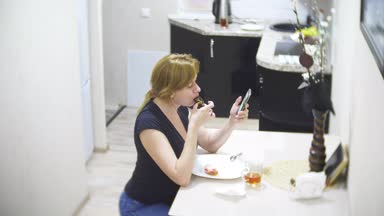 renkli sır ile tatlı çörekler evde mutfakta yemek ve onun smartphone, 4 k, kullanarak kadın arka plan bulanıklık