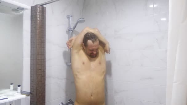 Jeune homme musclé beau prend une douche. il s'étire après s'être réveillé. 4k — Video