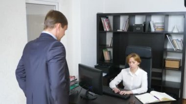 4k, dostum, ofis çalışanı silkiyor patronuyla konuşuyor omuz