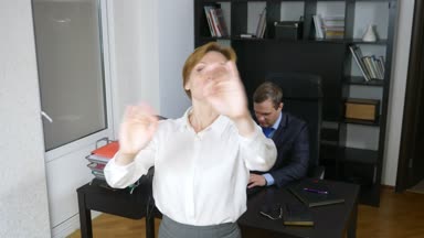 mizah, ironi. Bir kadın Yöneticisi ofiste iş işlemi yapar. 4 k. kapellmeister