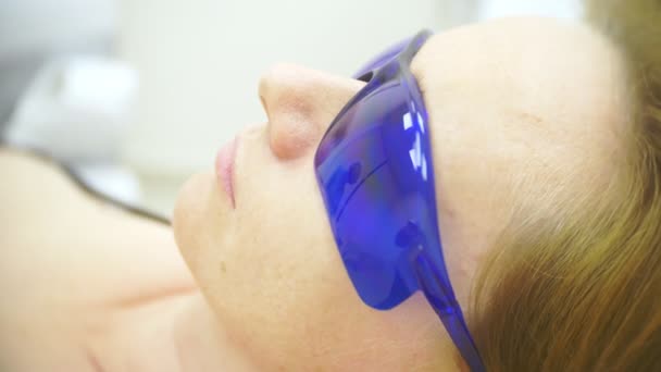 Laser hårborttagning. läkare i handskar. 4k, närbild. — Stockvideo