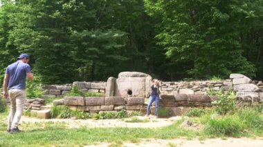 Dolmen ormanın içinde. 4k, ağır çekim. turistler antik Dolmen keşfetmek