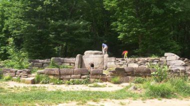 Dolmen ormanın içinde. 4k, ağır çekim. turistler antik Dolmen keşfetmek