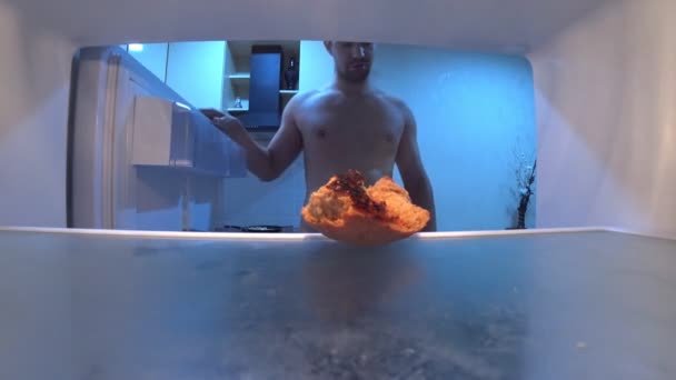 Pemuda itu membuka kulkas. Dia marah karena lemari es-nya kosong. 4k — Stok Video