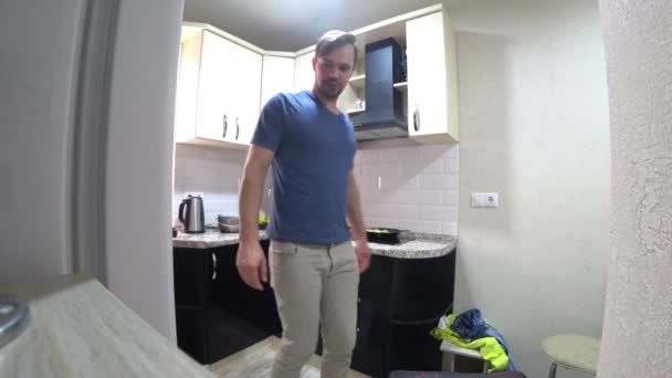 Öffnet der junge Mann den Kühlschrank. Ich ärgere mich, dass der Kühlschrank leer ist. 4k — Stockvideo