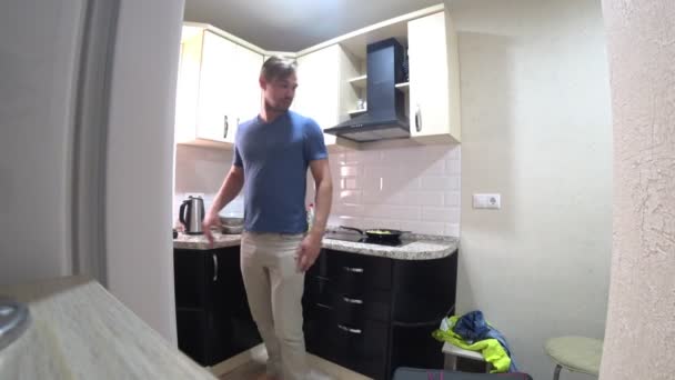 Öffnet der junge Mann den Kühlschrank. Ich ärgere mich, dass der Kühlschrank leer ist. 4k — Stockvideo