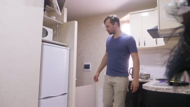 Genç adam buzdolabı açılır. HES buzdolabı boş olduğunu üzgün. 4k