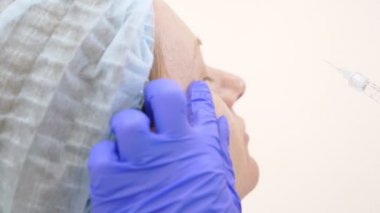 Doktor Şevval özçelik güzellik bayan hasta karşısında enjeksiyonları yapar. Güzellik ve kozmetik kavramı. 4k.